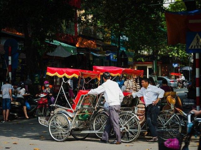 HANOI EVENING TOUR WITH CYCLO & WATER PUPPET SHOW