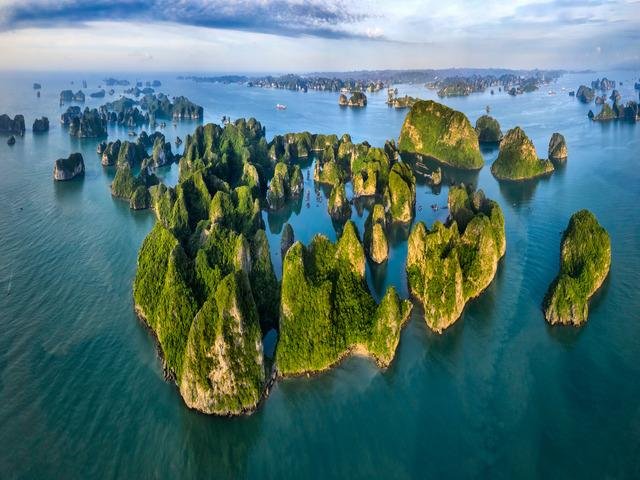 Discover the beauty of Halong Bay (overnight cruise)