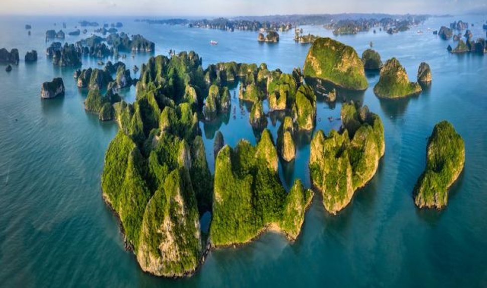 Discover the beauty of Halong Bay (overnight cruise)