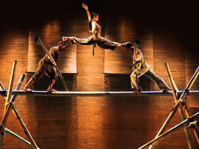 À Ố Show in Saigon