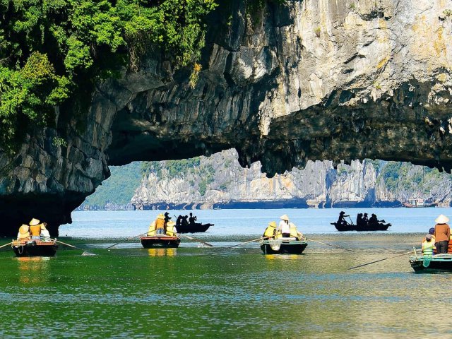 Discover the beauty of Halong Bay (overnight cruise)
