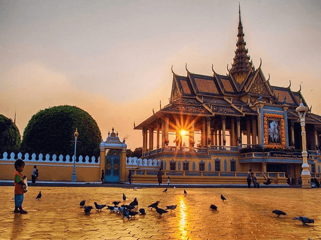 Siem Reap - Hanoi - Halong - Ho Chi Minh 9 Days