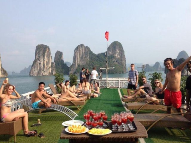 Halong 1 day luxury group tour
