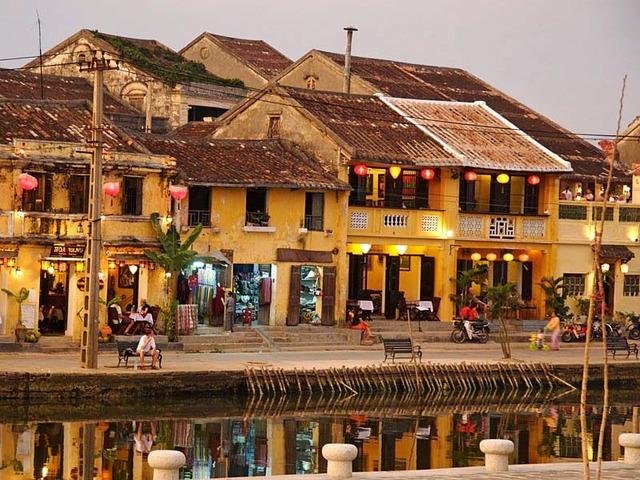 Hanoi - Halong - Danang 6 Days Tour Package