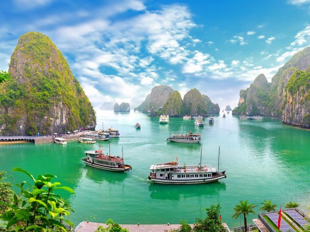 Catch a glimpse of Halong Bay with overnight cruise