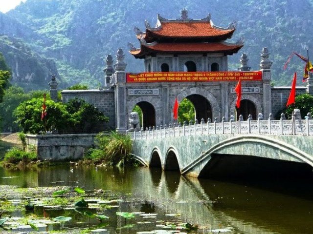 Hoa Lu - Tam Coc Tour With Mua Cave