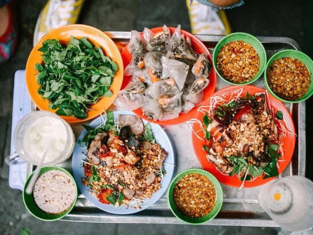 Hanoi street food tastes