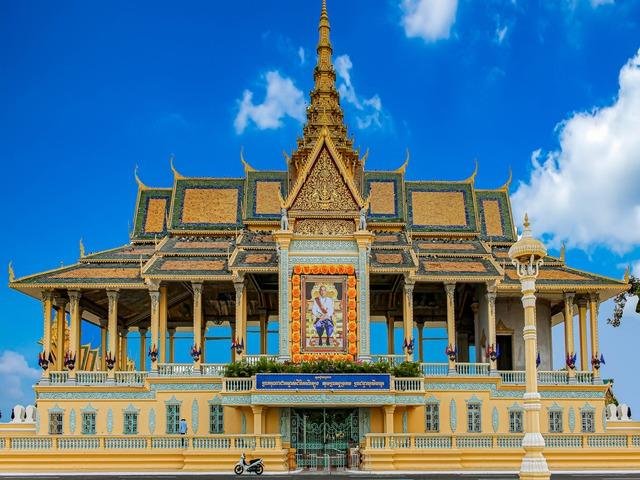 A Glimpse of Phnom Penh
