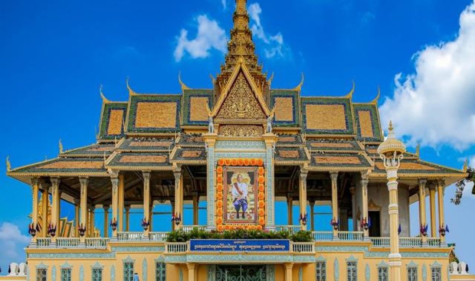 A Glimpse of Phnom Penh