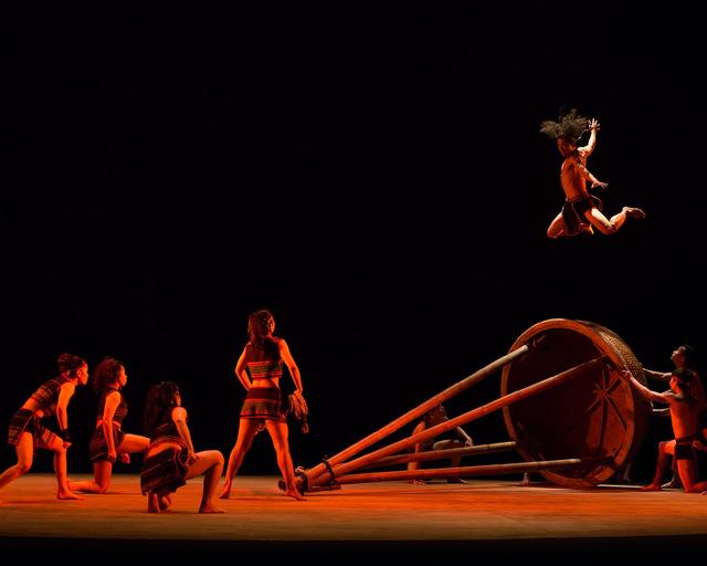 The Teh Dar Dance Show in Hoian
